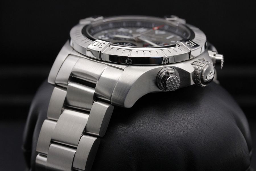 Breitling Avenger B01 Chronograph AB0182